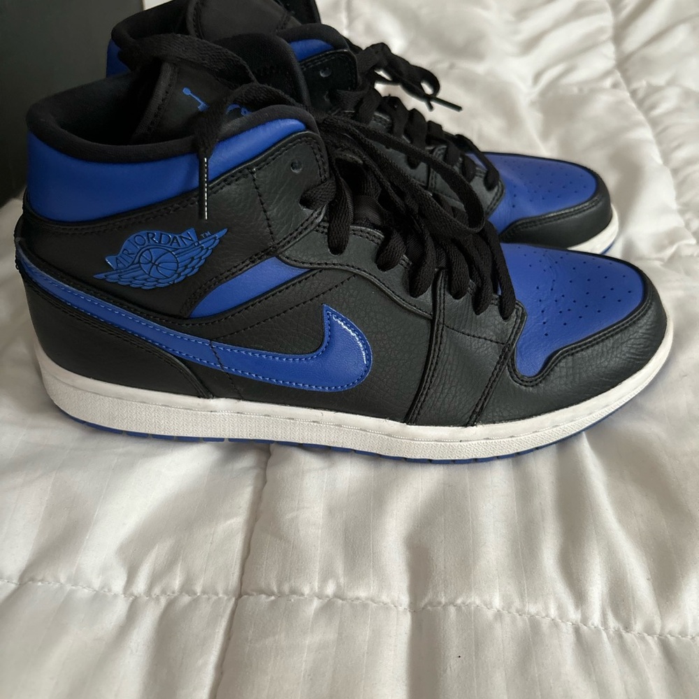 Air Jordan 1 Mid 'Black Hyper Royal'
